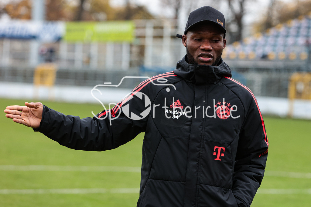 SV Vikoria Aschaffenburg - FC Bayern Amateure | Die Spieler der Amateure sind in Aschaffenburg eingetroffen und begutachten den Platz nochmal vor der Partie / Desire SEGBE AZANKPO (FCB #34)