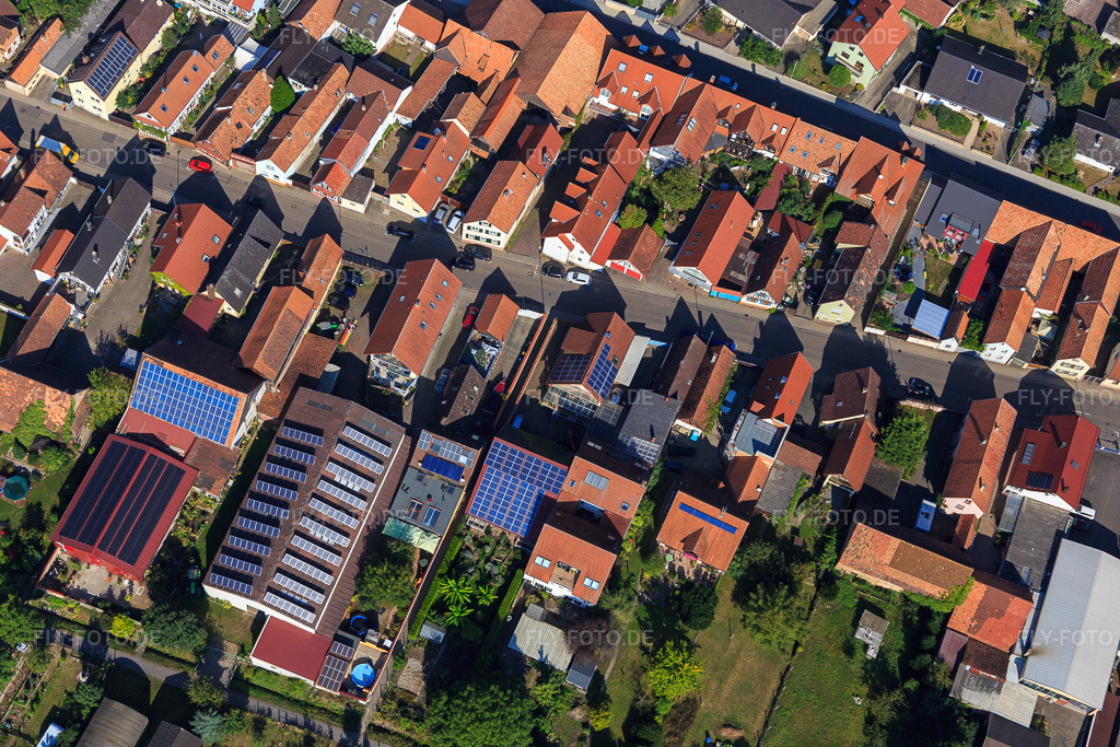 Luftbild: Scheuern mit PV-Dächern an der Rheinstr in Kandel im Bundesland Rheinland-Pfalz in Deutschland. Foto: IMG_094983.jpg vom 24.09.2016 durch Werner Riehm/FLY-FOTO.de
