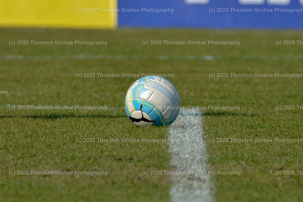 Fussball-BL Frauen 1. FFC Frankfurt vs. FF USV Jena | Ball vorm Abstoss; Fussball-BL Frauen 1. FFC Frankfurt vs. FF USV Jena, Fussball-Bundesliga Frauen am 25.03.2018 im Stadion am Brentanobad in Frankfurt/Main, (Deutschland) - Realisiert mit Pictrs.com