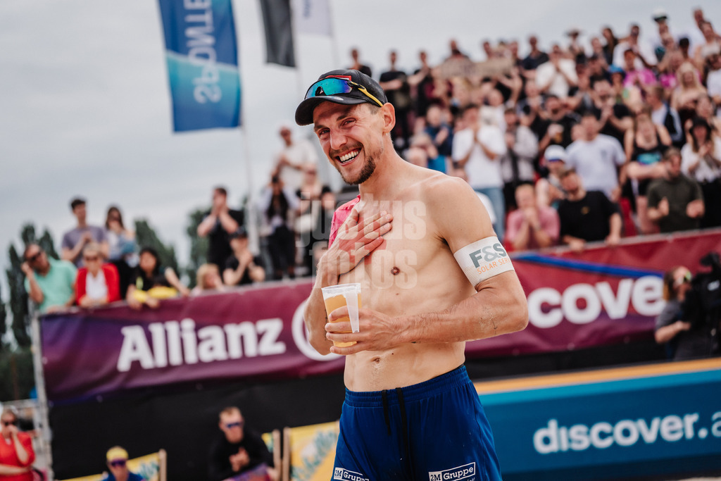 Beachvolleyball | Männer | Allianz German Beach Tour 2025 | Tourstop Bremen | 15.06.2025 | Bennet Poniewaz verabschiedet sich vom Publikum nach dem letzten Spiel seiner Karriere