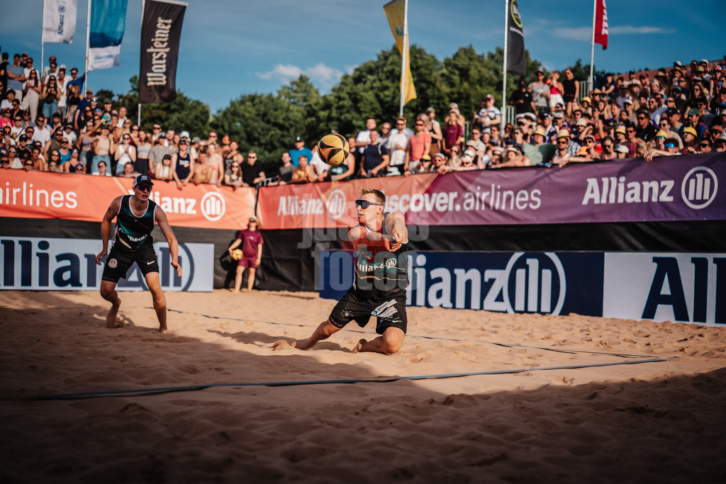 Beachvolleyball | Männer | Allianz German Beach Tour 2025 | Tourstop München | 12.07.2025 | Jonas Reinhardt nimmt den Ball an