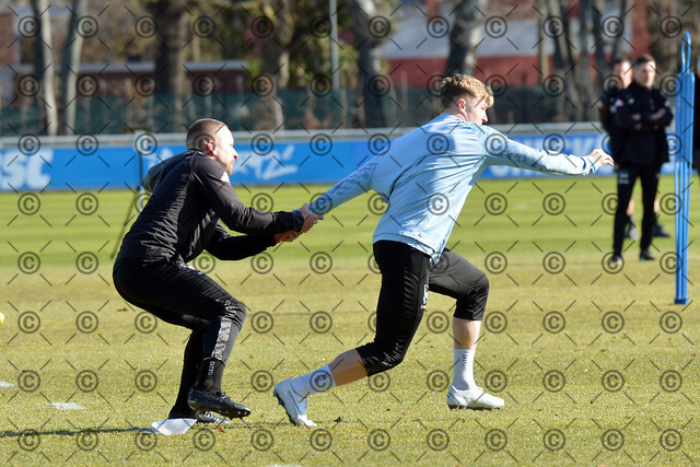 RGE_8026b | Hertha BSC, 2.Bundesliga, Herren, Training, Saison 2025/26, im Bild von li. Co-Trainer Patrick Ebert ( Hertha BSC ), Julian Eitschberger ( Hertha BSC ),   02.03. 2026, Fotograf: Ralf Gebhardt - Realisiert mit Pictrs.com