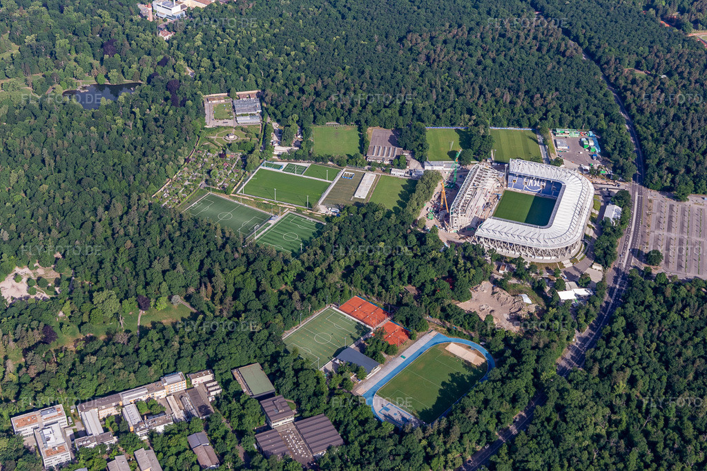 Luftbild: Baustelle des Stadionneubaus des Karlsruher Sport-Club GmbH & Co. KGaA im Ortsteil Innenstadt-Ost in Karlsruhe im Bundesland Baden-Württemberg in Deutschland. Foto: IMG_131594.jpg vom 22.05.2022 durch Werner Riehm/FLY-FOTO.deKarlsruher SC