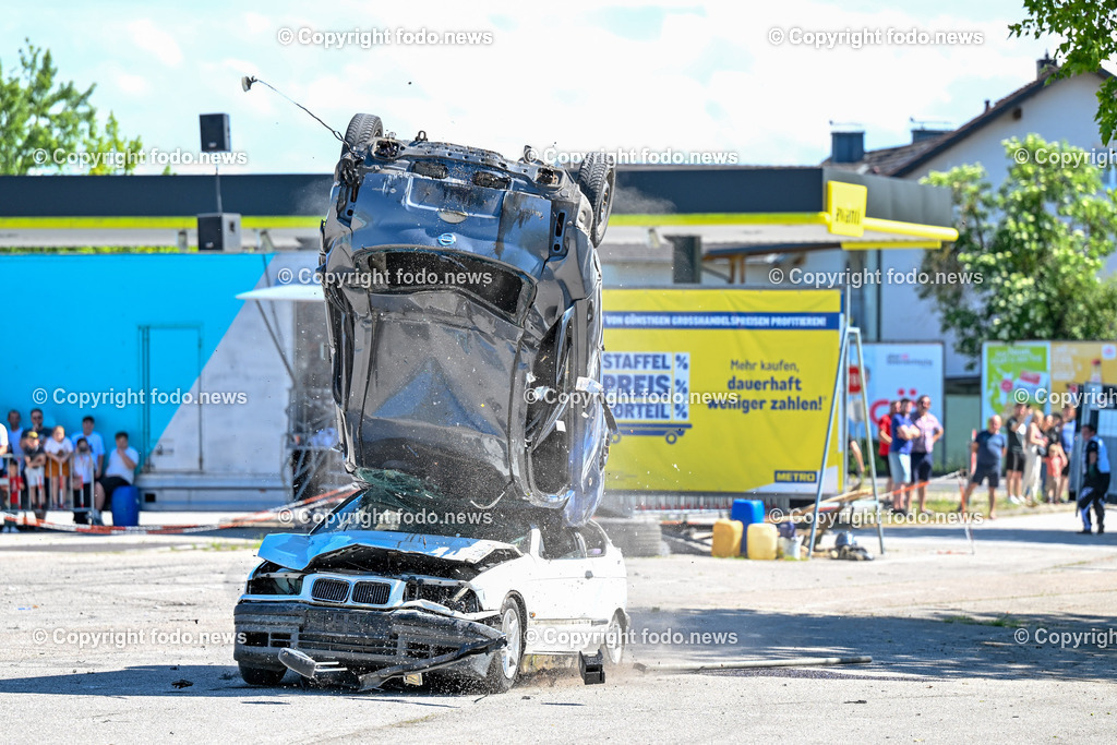 Linz_ Autostunt_ Monstertruck_ Show_ 20.05.2024-24 | 20.05.2024, Linz, AUT, Stuntshow, im Bild Linz, Autostunt, Monstertruck, Show, Schrottauto, Stuntman, Motor, Artistik, Ueberschlag, Feuershow, Zuschauer