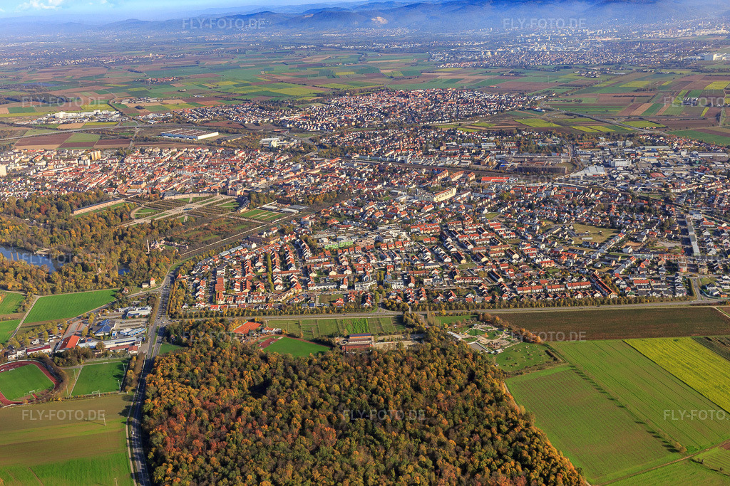 Luftbild: Stadtansicht aus Südwesten mit alla hopp! Spielplatz Schwetzingen in Schwetzingen im Bundesland Baden-Württemberg in Deutschland. Foto: IMG_104248.jpg vom 31.10.2017 durch Werner Riehm/FLY-FOTO.dealla hopp Schwetzingen