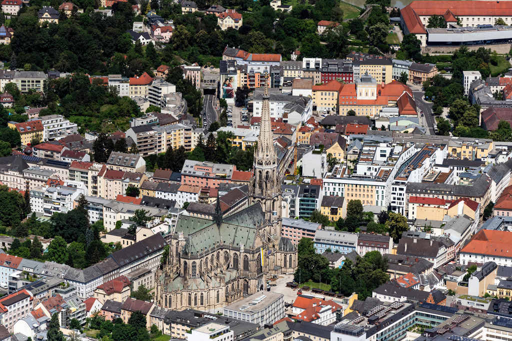 dr__0092235.jpg | LINZ 14.06.2022 Kirchengebäude des Domes " Linzer Mariendom " in der Altstadt im Ortsteil Innenstadt in Linz in Oberösterreich, Österreich. 