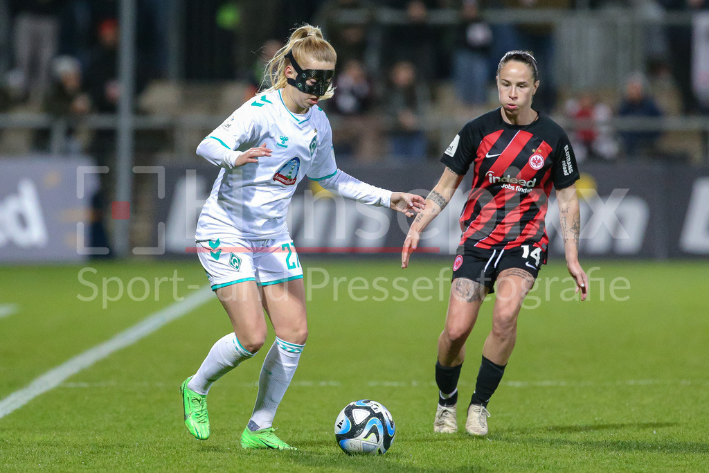 Fussball, Google Pixel Frauen-Bundesliga, Eintracht Frankfurt - SV Werder Bremen | v.li.: Nina Lührßen (SV Werder Bremen, 27) und Geraldine Reuteler (Eintracht Frankfurt, 14) im Zweikampf, Duell, Dynamik, Aktion, Action, Spielszene, DIE DFB-RICHTLINIEN UNTERSAGEN JEGLICHE NUTZUNG VON FOTOS ALS SEQUENZBILDER UND/ODER VIDEOÄHNLICHE FOTOSTRECKEN. DFB REGULATIONS PROHIBIT ANY USE OF PHOTOGRAPHS AS IMAGE SEQUENCES AND/OR QUASI-VIDEO.
