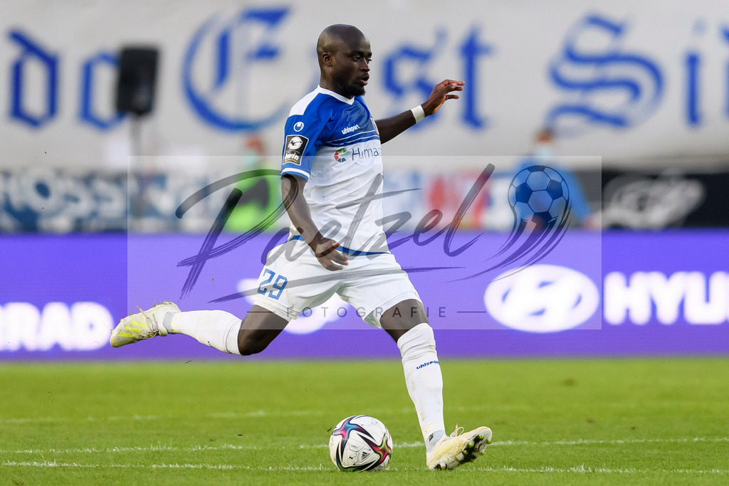 FCMFCK20210904_226 | Fussball, Herren: Amara Conde (1. FC Magdeburg) in Aktion, am Ball, Einzelaktion beim Spiel der 3. Liga zwischen 1. FC Magdeburg und 1. FC Kaiserslautern in der MDCC-Arena am 04.09.2021 in Magdeburg, Deutschland.DFB / DFL REGULATIONS PROHIBIT ANY USE OF PHOTOGRAPHS AS IMAGE SEQUENCES AND/OR QUASI-VIDEO. - Realisiert mit Pictrs.com