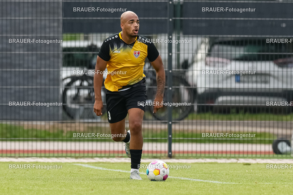 1_SVSKFC_20250726_0894.JPG -  - SV Schermbeck - KFC Uerdingen  - Testspiel | Schermbeck, Deutschland, 26.07.25: Anthony Oscasindas (KFC Uerdingen) in Aktion, am Ball, Einzelaktion während des Testspiel Spiels zwischen SV Schermbeck - KFC Uerdingen  in der Volksbank Arena am 26. July 2025 in Schermbeck, Deutschland. (Foto von Stefan Brauer/Brauer-Fotoagentur)