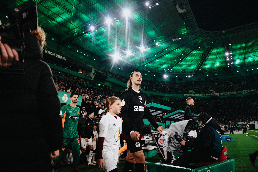 _STP8594 | Der offizielle Shop für FC St. Pauli Fotos. Wähle aus Spielszenen & Fanmomenten dein FCSP Wunschformat. Wir liefern Millerntor-Atmosphäre.