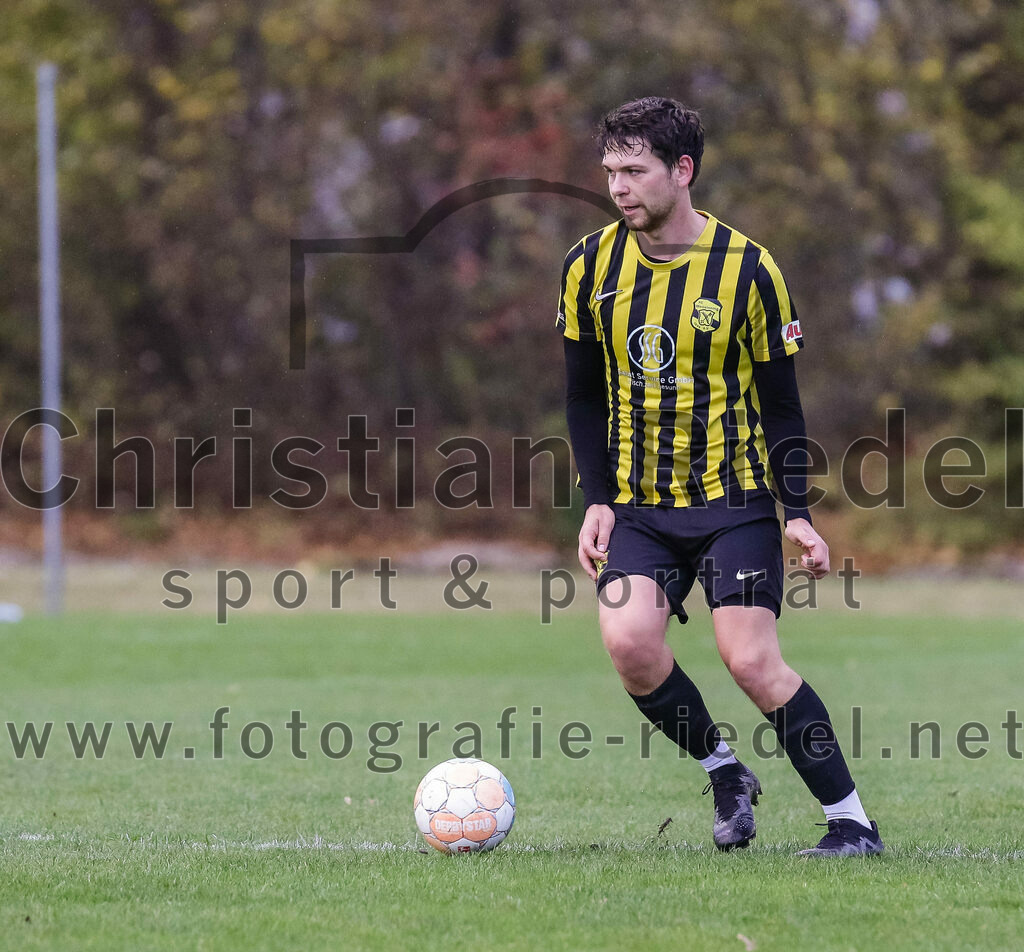 2023-11-11_086_FC_Moosinning_gegen_TSV_Peterskirchen | Moosinning, Deutschland, 11.11.2023:
Fußball, Bezirksliga Oberbayern Ost 2023 / 2024, 17. Spieltag, FC Moosinning gegen TSV Peterskirchen, Endergebnis: 5:0

Liam Fitzpatrick (FC Moosinning, #22)

Foto: Christian Riedel / fotografie-riedel.net