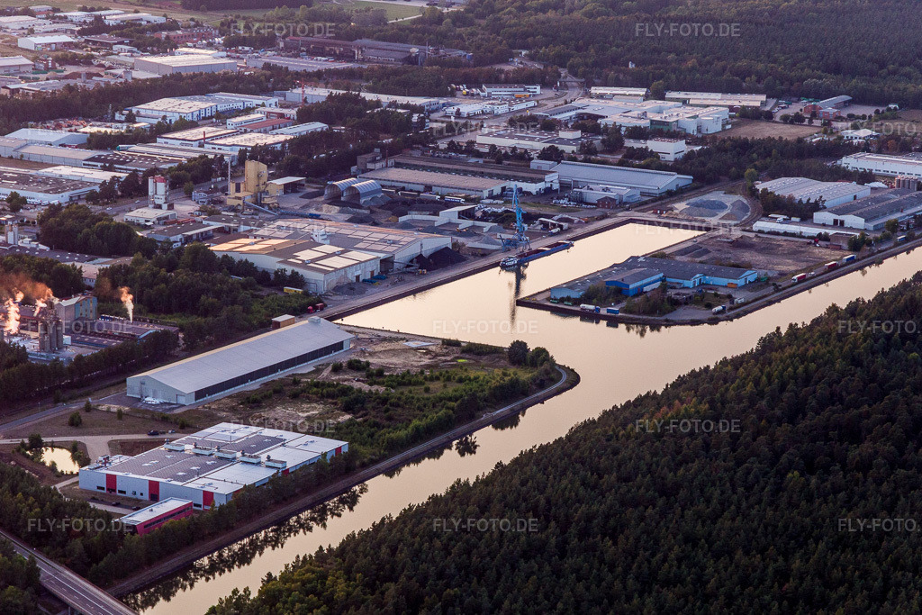 Luftbild: Kaianlagen und Schiffs- Anlegestellen am Hafenbecken der Hafen Lüneburg GmbH am Elbe-Seitenkanal im Ortsteil Ebensberg in Lüneburg im Bundesland Niedersachsen in Deutschland. Foto: IMG_110582.jpg vom 21.08.2018 durch Werner Riehm/FLY-FOTO.de