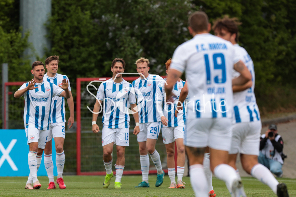 SpVgg Unterhaching - FC Hansa Rostock | Jubel der Gaeste nach dem Treffer zum 0-1 durch Sigurd Hauso HAUGEN (FC Hansa Rostock 18) / Tor / Torschuetze / Freude / Happy / 3. Liga: SpVgg Unterhaching - FC Hansa Rostock, Uhlsport Park am 07.05.2025