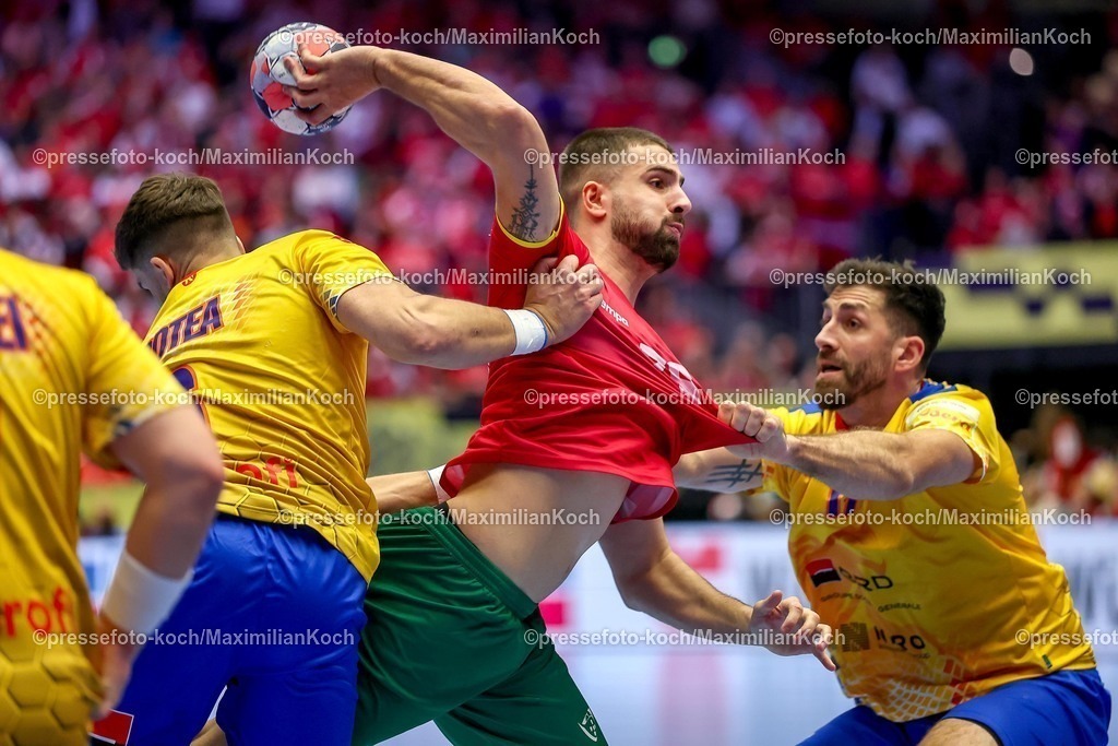 EHF16012601025 | 16.01.2026, Handball, Men's EHF EURO 2026, Portugal - Rumänien, Jyske Bank Boxen in Herning, Dänemark, Preliminary Round: xp70 im Zweikampf gegen   Tudor Botea (Romania #06)  Dan-Emil Racotea (Romania #17) 