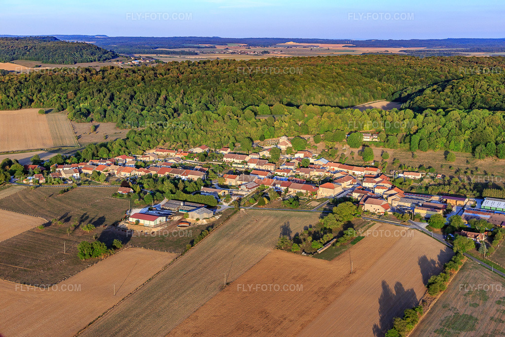 Aerial view: View of the town from the west in Brixey-aux-Chanoines in the state Meuse, France. – Photo: IMG_118347.jpg taken on 09/15/2019 by Werner Riehm/FLY-FOTO.com – Resolution of the original: 5472 x 3648 px