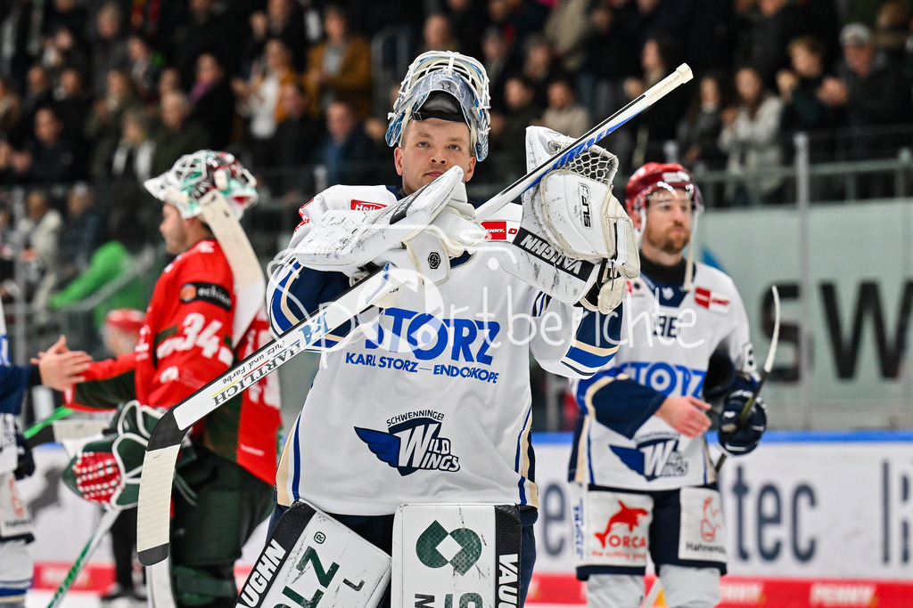 Augsburger Panther - Schwenninger Wild Wings | AUGSBURG, DEUTSCHLAND - 2. NOVEMBER: Die Spieler der Wild Wings bedanken sich bei den mitgereisten Fans nach dem Ligaspiel zwischen den Augsburger Panthern und den Schwenninger Wild Wings am 17. Spieltag der Penny DEL im Curt Frenzel Stadion am 02.11.2025 / Michael BITZER (Schwenninger Wild Wings 1)
