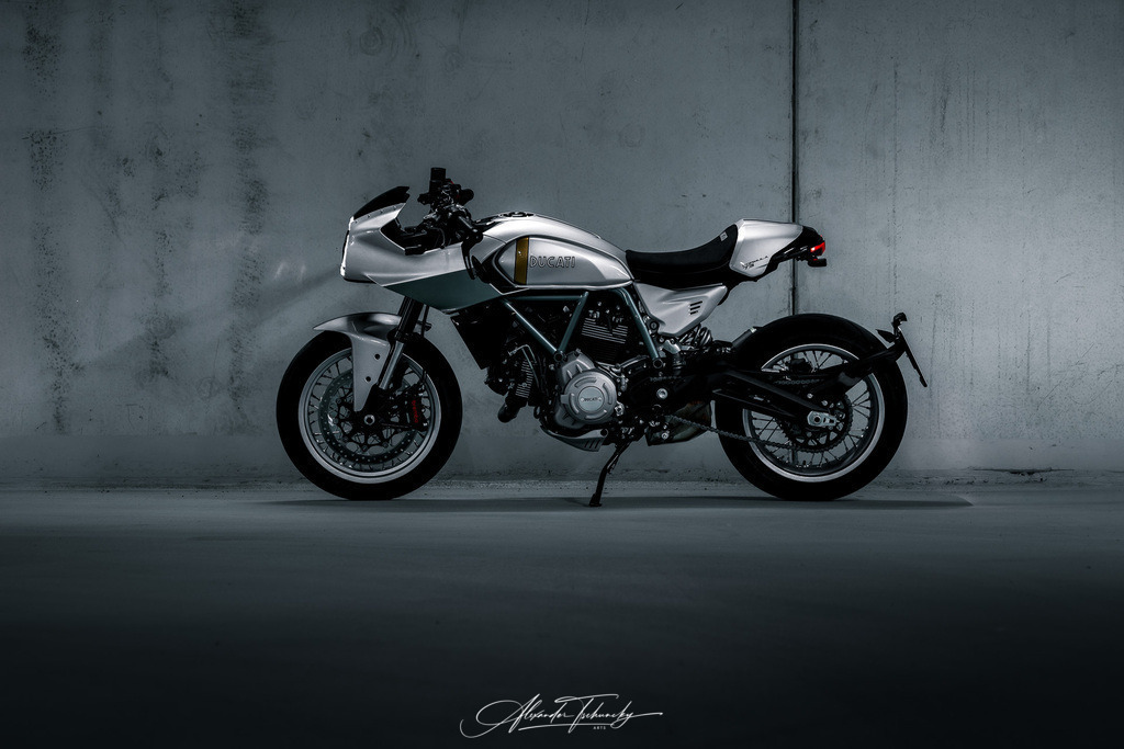 Ducati Scramber Formula 73 | Entdecken Sie die faszinierende Welt von Alexander Tschuncky Arts: Kreative Fotografie, atemberaubende Automobilkunst und hochwertiger Bilderdruck. Lassen Sie sich inspirieren! - Realisiert mit Pictrs.com