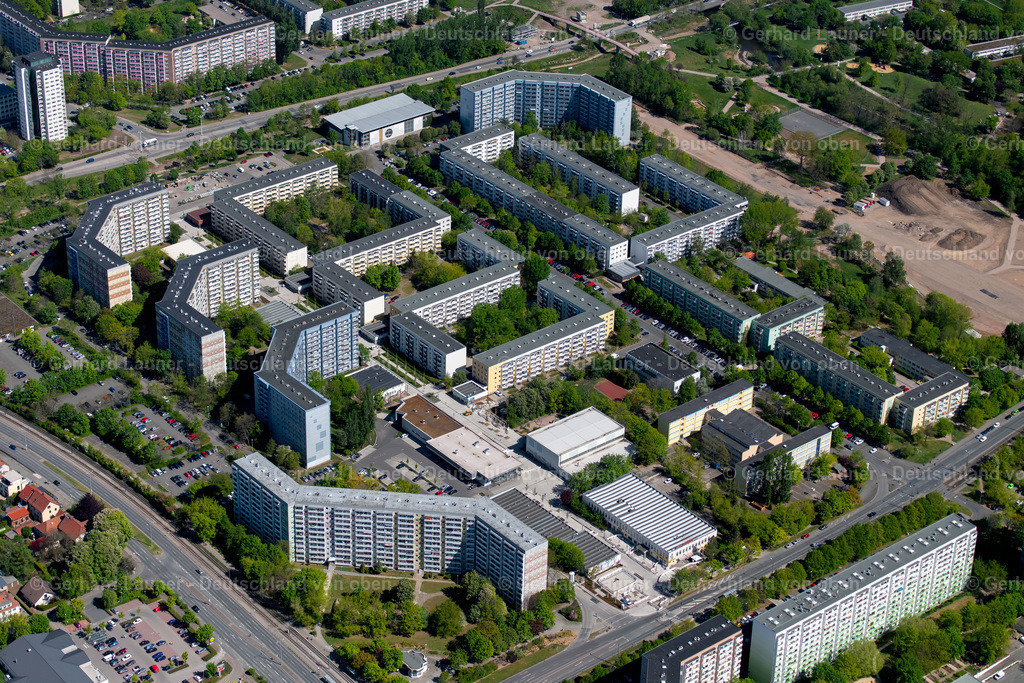 4026689 | ERFURT 07.05.2020 Hochhäuser im Wohngebiet einer industriell gefertigten Plattenbau- Siedlung an der Prager Straße im Ortsteil Berliner Platz in Erfurt im Bundesland Thüringen, Deutschland. // Skyscrapers in the residential area of industrially manufactured settlement on Prager Strasse in the district Berliner Platz in Erfurt in the state Thuringia, Germany. Foto: Gerhard Launer