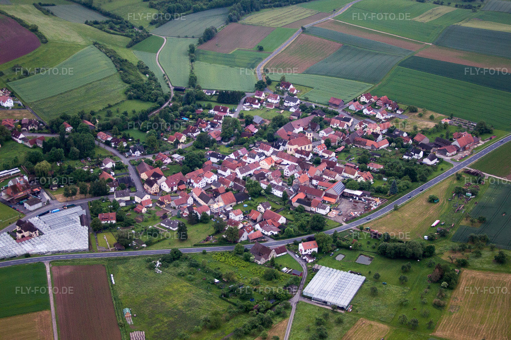 Luftbild: landwirtschaftlichen Feldern und Nutzflächen in Karsbach im Bundesland Bayern in Deutschland. Foto: IMG_66006.jpg vom 30.05.2014 durch Werner Riehm/FLY-FOTO.de