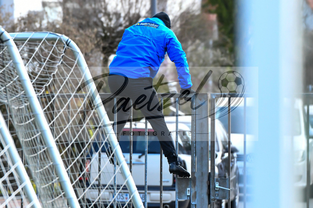 20200215_TRAOSN_0016 | Fussball, Herren: Trainer Daniel Thioune (VfL Osnabrueck) klettert ueber einen Zaun um den Ball zu holen waehrend der Trainingseinheit des VfL Osnabrueck im Sportpark Illoshoehe am 15.02.2020 in Osnabrueck, Deutschland. - Realisiert mit Pictrs.com