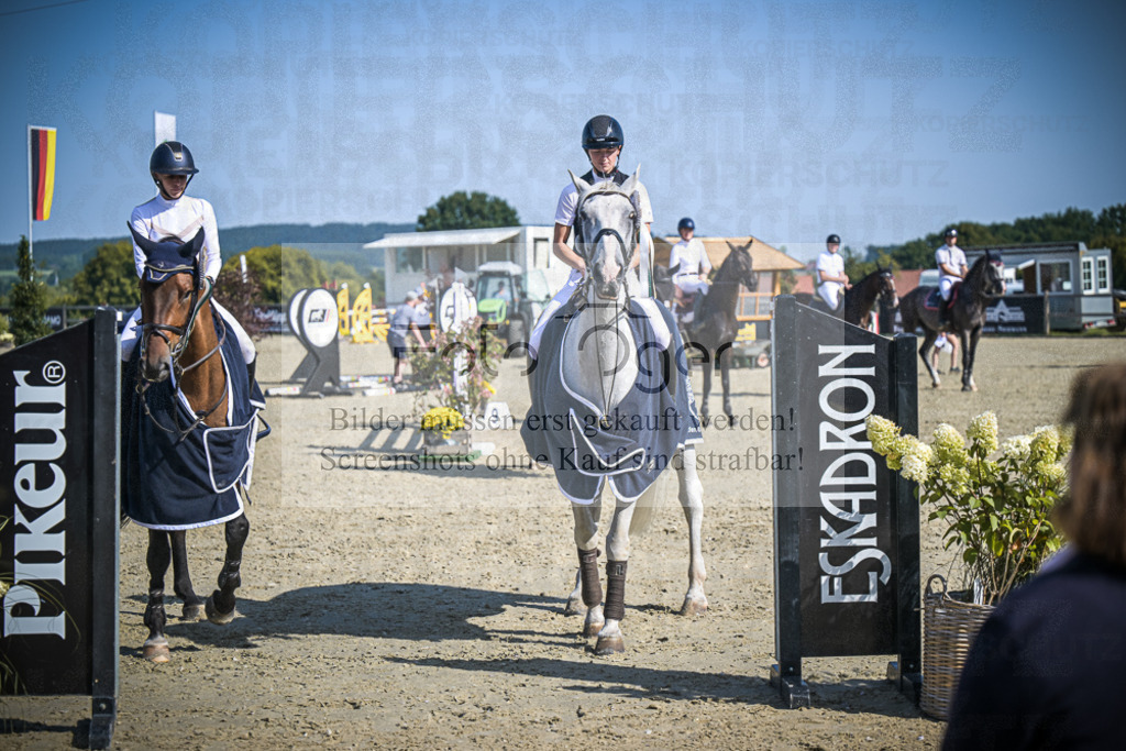 DOS_0032 | Entdecke hochwertige Reitturnierfotos von Foto Oger. Professionell, emotional und authentisch – jetzt Lieblingsmomente im Shop bestellen.Deutschlandweite Turnierfotografie. - Realisiert mit Pictrs.com