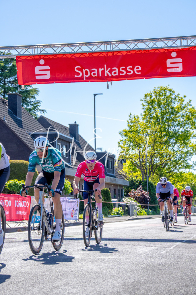 Spurt in den Mai 2026 - Großer Preis der Sparkasse Neuss | Annual one-day road cycling race "Großer Preis der Sparkasse Neuss" held in Büttgen, Germany, organized by VfR Büttgen 1912 e.V. The event features multiple races across all age categories from U11 youth to Elite men. - Realisiert mit Pictrs.com