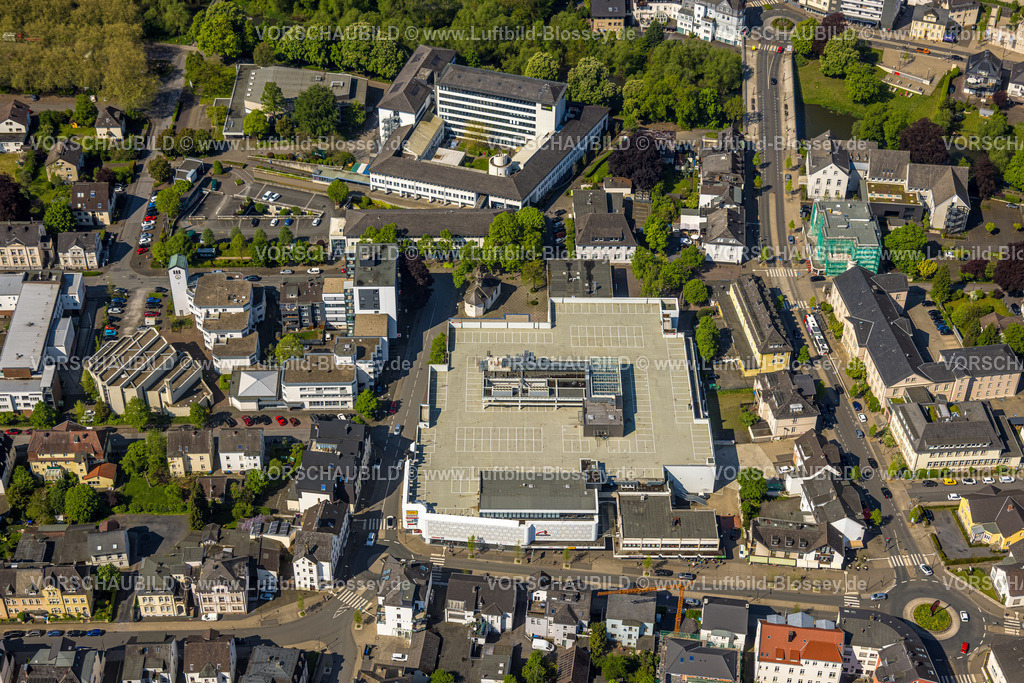 Arnsberg230500513 | Luftbild, Brückencenter mit Parkdeck, Europaplatz mit Kapelle, Liebfrauenkirche, Arnsberg, Sauerland, Nordrhein-Westfalen, Deutschland