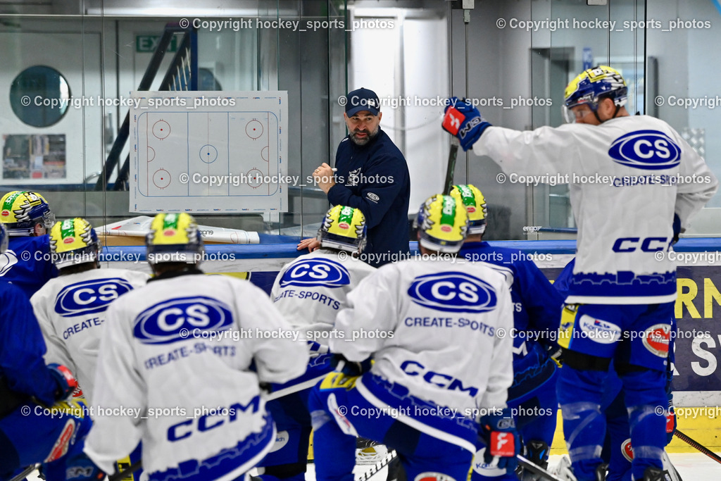 Eistrainig EC VSV mit Headcoach Pierre Allard | Eistrainig EC VSV mit Headcoach Pierre Allard, 1. Eistrainig EC VSV mit Headcoach Pierre Allard am 02.12.2025 in Villach (Stadthalle Villach), Austria, (Photo by Bernd Stefan)