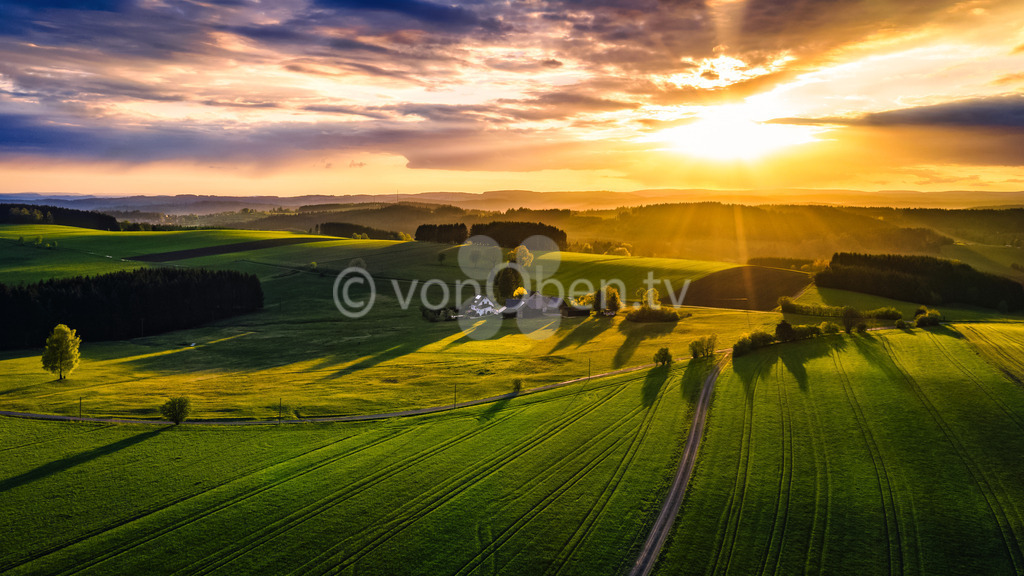Der Aussiedlerhof Rauschenberg bei Wickendorf | Luftbilder, Drohnenbilder, Oberfranken, Bayern, Kronach, Lichtenfels, Kulmbach, Thüringen, Frankenwald, Thüringerwald - Realisiert mit Pictrs.com