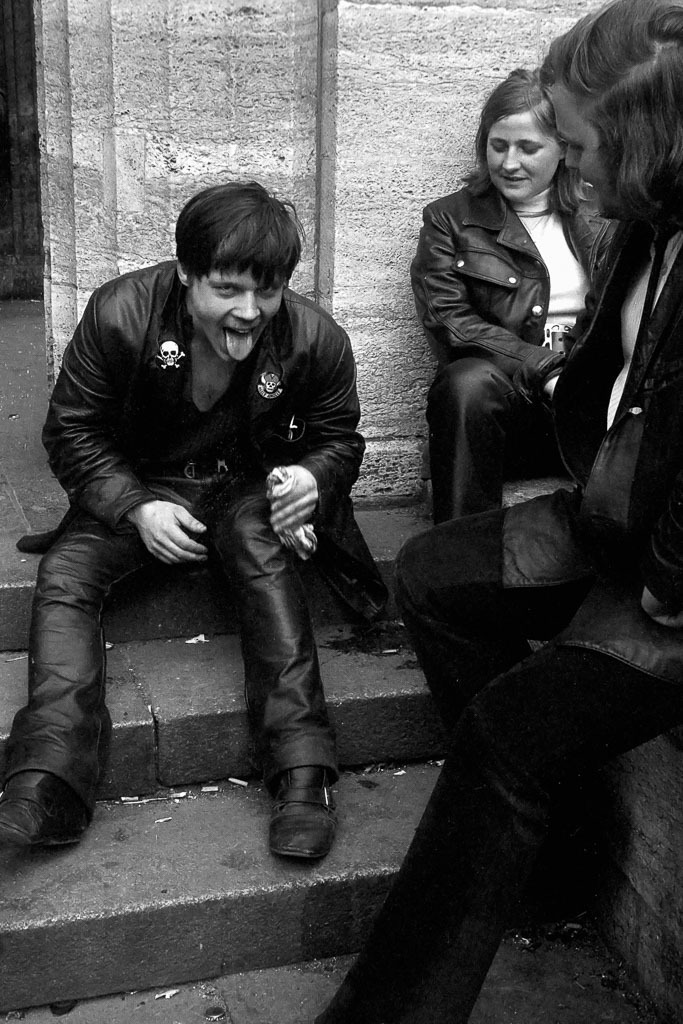 010-1971-018 | Rocker mit Hells-Angels-Abzeichen am Hamburger Mönckebergbrunnen im April 1971 - Realisiert mit Pictrs.com