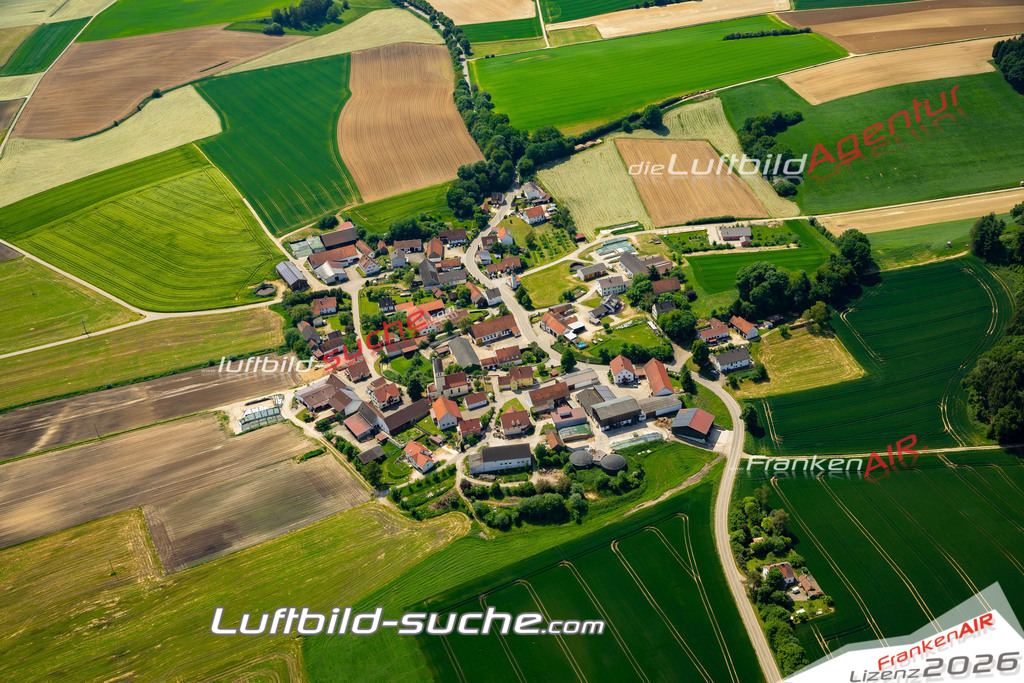 Das Luftbild zeigt Haselbach Ehekirchen - Die Luftaufnahme wurde 2023 vom UL-Flugzeug aus erstellt ( keine Drohne ) - Hochauflösende Luftaufnahme - Für grossformatige Ausdrucke geeignet. Die Geschenkidee !Mit Lizenz und Bildrechte bestellbar