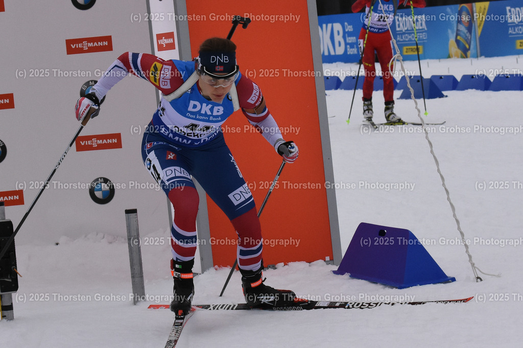 IBU WC Biathlon Oberhof 2018 | SOLEMDAL Synnoeve (NOR) beim Start; IBU WC Biathlon Oberhof 2018, 7.5 km Sprint Frauen am 04.01.2018 in der DKB Ski Arena in Oberhof, (Deutschland) - Realisiert mit Pictrs.com
