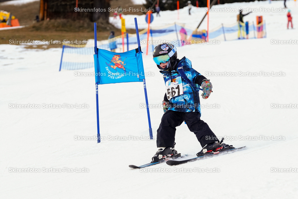 SRF_02.01.2026_0955 | Skirennfotos,Serfaus,Fiss,Ladis,Kinderskirennen,Winter,Tirol,Oberland,skirace,SFL,feelfree,weil wir's genießen,ski,Ski,skifahren,Sonnenplateau, - Realisiert mit Pictrs.com