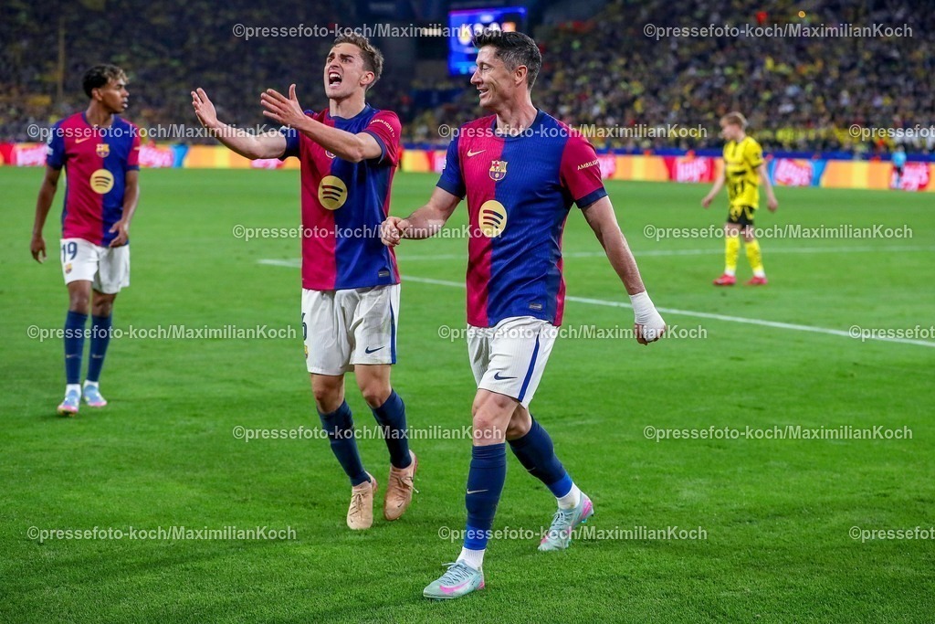 UCL1504251088 | 15.04.2025, Fußball, UEFA Champions League, Borussia Dortmund - FC Barcelona, BVB Stadion, Viertelfinale, Saison 2024 2025: Torjubel nach dem Tor zum 1:2 durch EIgentor von Ramy Bensebaini (BVB #5) . Robert Lewandowski (FC Barcelona #09) jubelnd neben Gavi Pablo Martin Paez Gavira (FC Barcelona #06) Regulations prohibit any use of photographs as image sequences and or quasi-video.