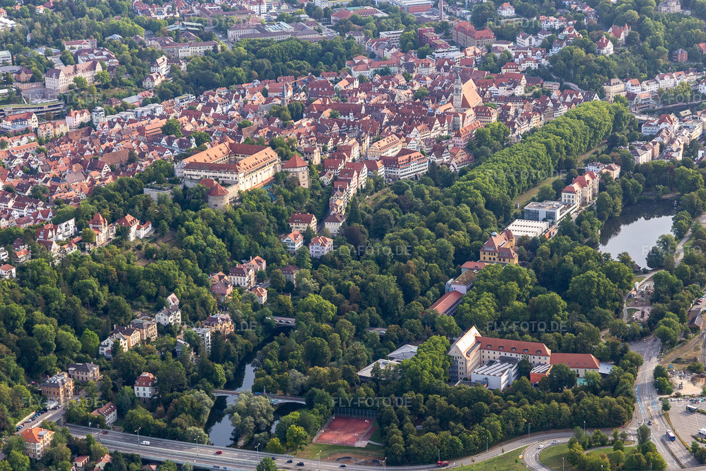 Luftbild: Schloßberg, Schloss Hohentübingen, Altstadt im Ortsteil Weststadt in Tübingen im Bundesland Baden-Württemberg in Deutschland. Foto: IMG_008570.jpg vom 27.08.2020 durch Werner Riehm/FLY-FOTO.de