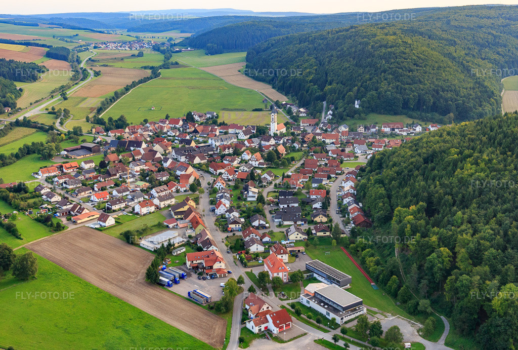 Luftbild: Ortsansicht von Norden im Ortsteil Kirchen in Geisingen im Bundesland Baden-Württemberg in Deutschland. – Foto: IMG_102795.jpg vom 25.08.2017 durch Werner Riehm/FLY-FOTO.de – Auflösung des Originals: 5209 x 3516 px