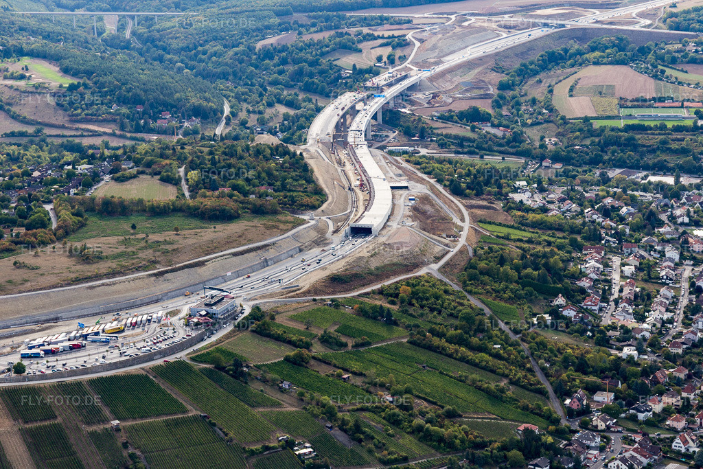 Luftbild: Baustelle zum Neubau der Streckenführung des Katzenbergtunnel im Verlauf des Autobahn- Tunnelbauwerk der BAB A3. im Ortsteil Heidingsfeld in Würzburg im Bundesland Bayern in Deutschland. Foto: IMG_111349.jpg vom 09.09.2018 durch Werner Riehm/FLY-FOTO.de