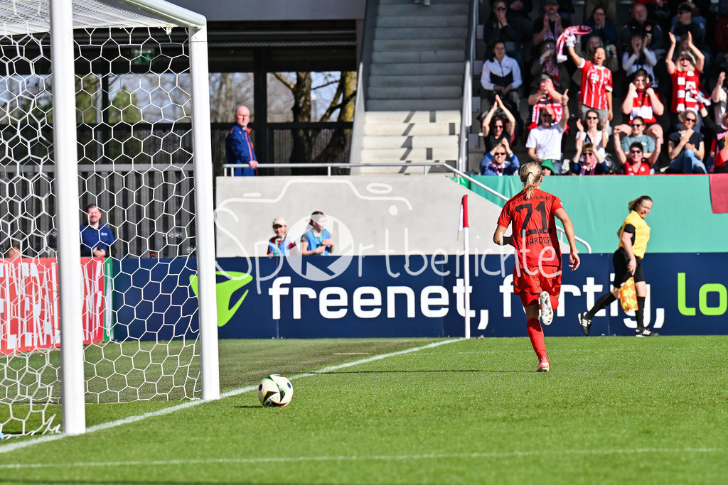 FC Bayern München - TSG 1899 Hoffenheim | Jubel der Bayern nach dem Treffer zum 3-2 durch Pernille HARDER (FCB #21) / Hattrick / Dreierpack / Frauen DFB Pokal: FC Bayern Muenchen - TSG 1899 Hoffenheim, FC Bayern Campus am 22.03.2025 / Tor / Torschuetze / Freude / Happy