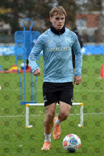 RGE_6883b | Hertha BSC, 2.Bundesliga, Herren, Saison 2025/26, Training, Niklas Hildebrandt ( Hertha BSC ),  Fotograf:   Ralf Gebhardt - Realisiert mit Pictrs.com