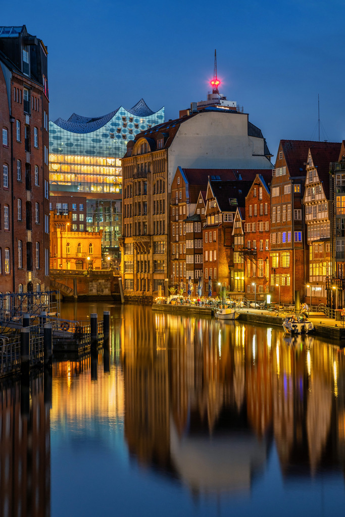 10240808 - Blaue Stunde am Nikolaifleet | Blick über das Nikolaifleet auf die Häuser der Deichstraße und die Elbphilharmonie zur blauen Stunde. Dieses Motiv finden Sie auch im Querformat unter der Nummer 10210817.