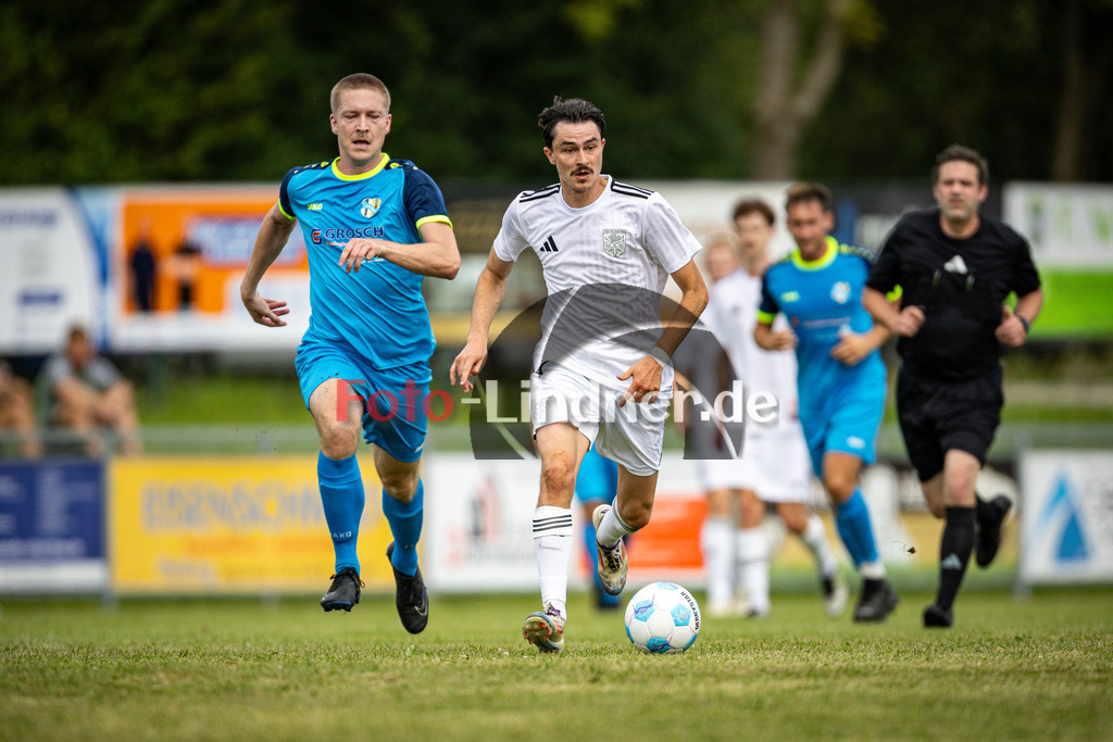SG Hungerbach I gegen TSV Feldafing | Fußball Herren Kreisklasse Gruppe 3 BFV Kreis Zugspitze, SG Hungerbach I gegen TSV Feldafing, 20250816,Elias FLEDDERMANN (Feldafing 15) am Ball, 2025-08-16 in Oberhausen (Sportplatz Oberhausen), Elias FLEDDERMANN (Feldafing 15), Max HABERMANN (Hungerbach 16), Copyright: WolfgangxLindner www.foto-lindner.de