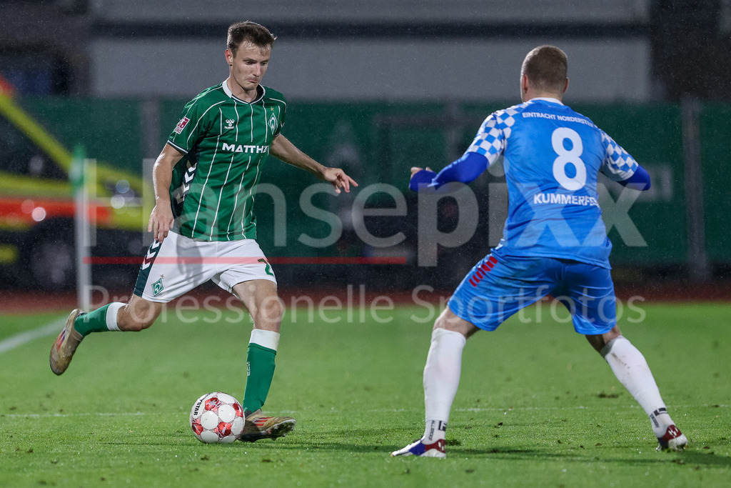 Fussball, Regionalliga Nord, SV Werder Bremen II - FC Eintracht Norderstedt | v.li.: Ole Schulz (SV Werder Bremen II, 27) und Dane Kummerfeld (FC Eintracht Norderstedt, 8) im Zweikampf, Duell, Dynamik, Aktion, Action, Spielszene