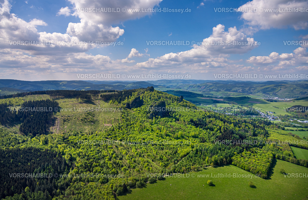 Olsberg240503764 | Luftbild, Bruchhauser Steine, Sehenswürdigkeit in waldiger Hügellandschaft, vier Felsen mit Namen Ravenstein, Goldstein, Bornstein und Feldstein mit Gipfelkreuz, Fernsicht mit blauem Himmel und Wolken, Bruchhausen, Olsberg, Sauerland, Nordrhein-Westfalen, Deutschland