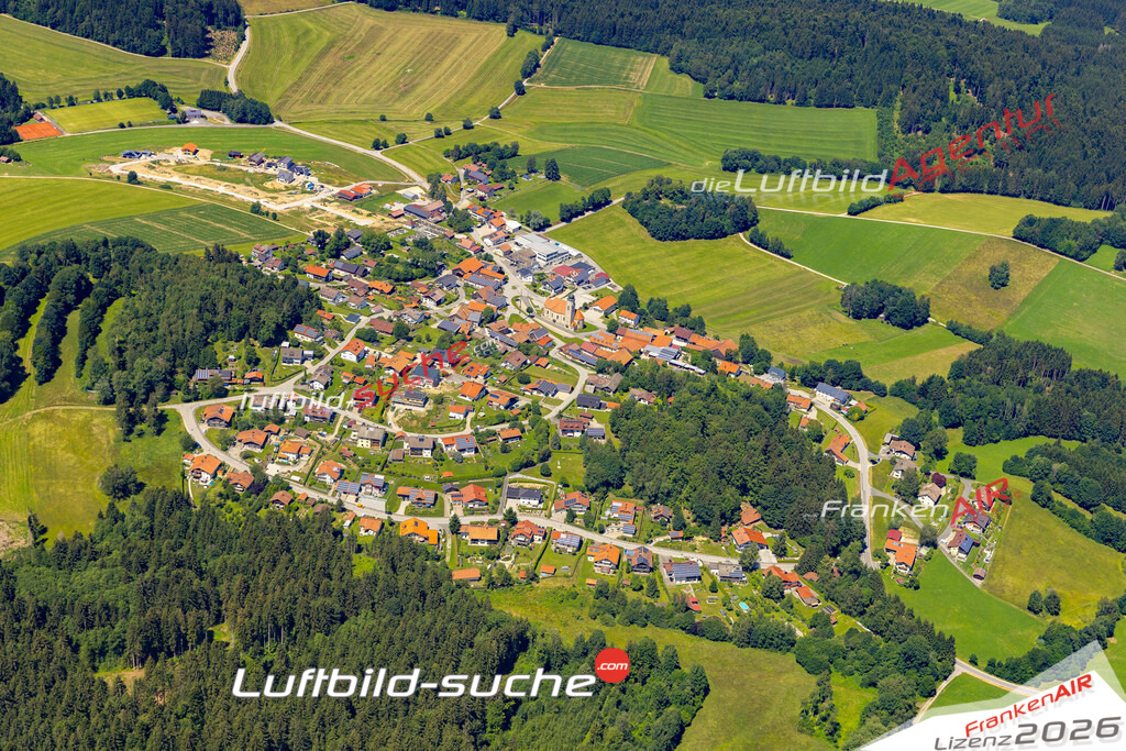 Die Luftaufnahme Untermitterdorf - Kirchberg im Wald wurde 2022 vom Flugzeug aus (keine Drohne) erstellt. Hohe Auflösung -für große Poster und Wandbilder geeignet - Garantiert!
