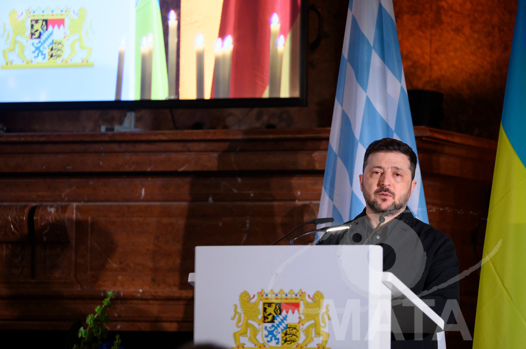 _DWI5515 | Politiker Wolodymyr Selenskyj, Präsident der Ukraine, in der Residenz vor der Verleihung des Ewald-von-Kleist-Preis. Der diesjährige Ewald-von-Kleist-Preis wird am Rande der Münchner Sicherheitskonferenz 2026 an das ukrainische Volk vergeben. München, 14.02.2026 Bayern Deutschland - Realisiert mit Pictrs.com