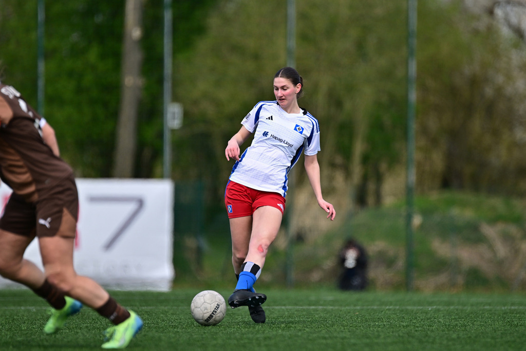 Fußball I Frauen I Saison 2024-2025 I Frauen-Regionalliga Nord I 17. Spieltag I Hamburger SV II - FC St. Pauli | Der Sportfotograf. - Realisiert mit Pictrs.com