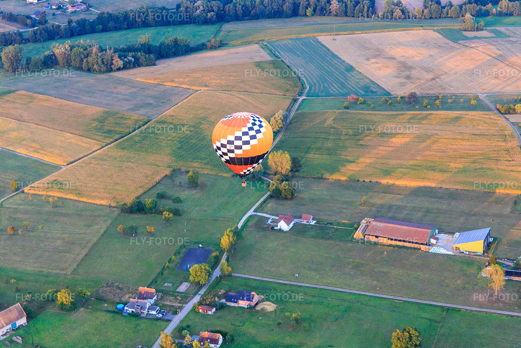 Luftbild: Heissluftballon am Morgen in Kindwiller im Bundesland Bas-Rhin in Frankreich. – Foto: IMG_117784.jpg vom 14.09.2019 durch Werner Riehm/FLY-FOTO.de – Auflösung des Originals: 5472 x 3648 px