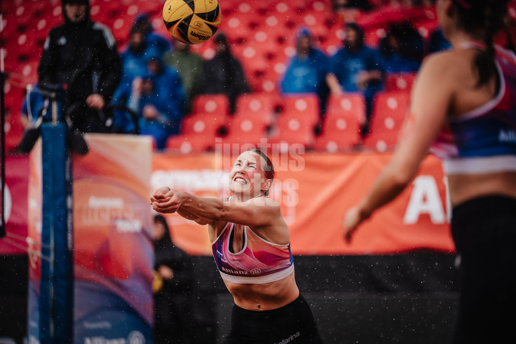 Beachvolleyball | Frauen | Allianz German Beach Tour 2025 | Tourstop München | 11.07.2025 | Tabea Schwarz kämpft mit dem Regen