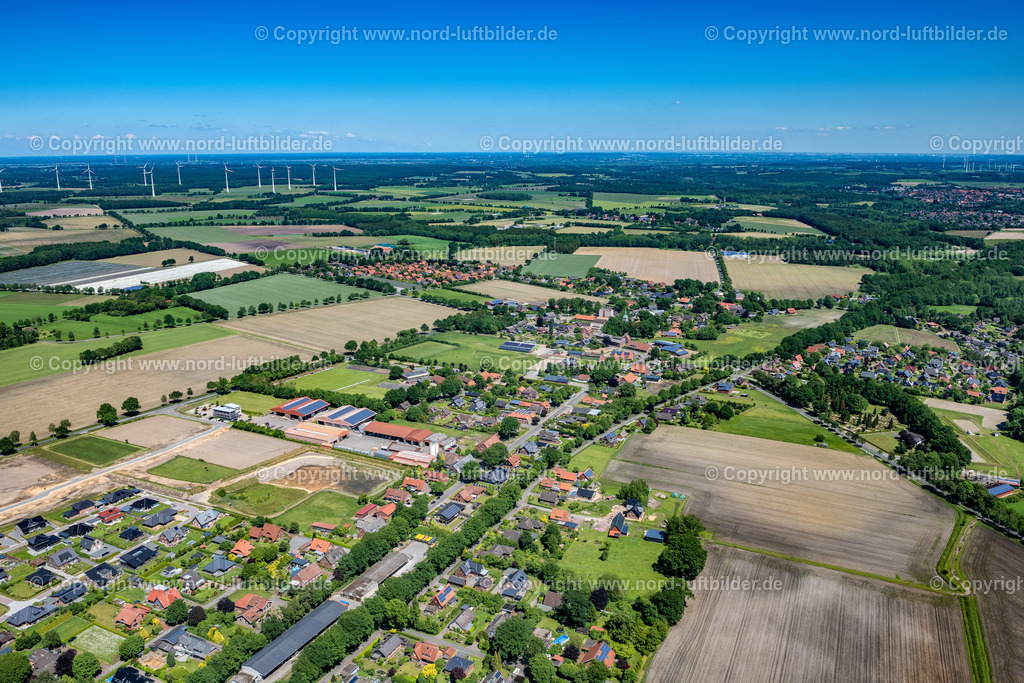Bargstedt_ELS_7281030622 | BARGSTEDT 03.06.2022 Ortsansicht der Straßen und Häuser der Wohngebiete in Bargstedt im Bundesland Niedersachsen, Deutschland. Weiterführende Informationen bei: Samtgemeinde Harsefeld. // Town View of the streets and houses of the residential areas in Bargstedt in the state Lower Saxony, Germany. Further information at: Samtgemeinde Harsefeld. Foto: Martin Elsen