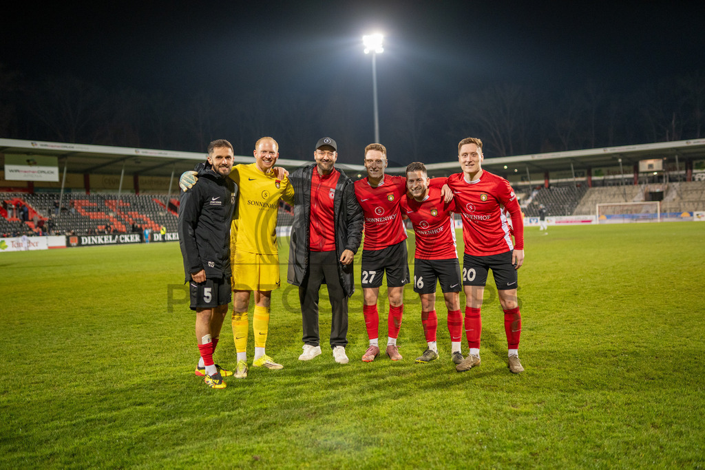SG Sonnenhof Grossaspach vs. TSV Steinbach Haiger, Fussball, Regionalliga Suedwest, 25. Spieltag, 20.03.2026 | Volkan Celiktas (SG Sonnenhof Großaspach, #05), Maximilian Reule (SG Sonnenhof Großaspach, #01), Julian Schieber (sportilicher Leiter SG Sonnenhof Großaspach), Loris Maier (SG Sonnenhof Großaspach, #27), Marius Kunde (SG Sonnenhof Großaspach, #16) und Leon Maier (SG Sonnenhof Großaspach, #20),SG Sonnenhof Grossaspach vs. TSV Steinbach Haiger, Fussball, Regionalliga Suedwest, 25. Spieltag, 20.03.2026Foto: photosbyphips/Philip Ziegler
